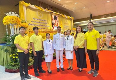 ร่วมพิธีถวายเครื่องราชสักการะและวางพานพุ่ม และจุดเทียนถวายพระพรชัยมงคล