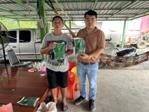 มอบปัจจัยการผลิตแก่เกษตรกร