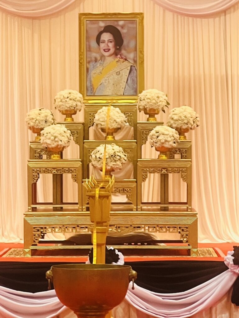 เข้าร่วมพิธีถวายสักการะสรงน้ำพระบรมศพ และลงนามความไว้อาลัย สมเด็จพระนางเจ้าสิริกิติพระบรมราชินีนาถ พระบรมราชชนนีพันปีหลวง