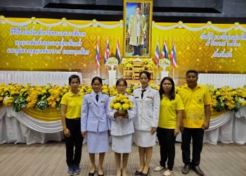 เข้าร่วมพิธีทำบุญตักบาตรถวายพระราชกุศล พิธีวางพานพุ่มพิธีถวายบังคม