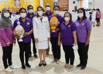 ศวพ. ตรัง เข้าร่วมถวายราชสักการะ วางพานพุ่ม  และ จุดเทียนถวายพระพรชัยมงคล เพื่อสำนึกในพระมหากรุณาธิคุณสเด็จพระนางเจ้าฯ พระบรมราชินีนาถ