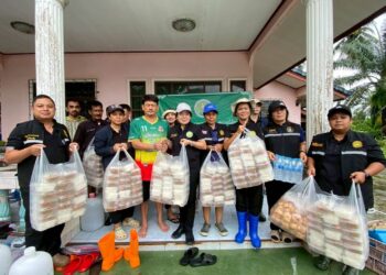 ศวพ.ตรัง ร่วมกับหน่วยงานกระทรวงเกษตรและสหกรณ์จังหวัดตรัง ลงพื้นที่จัดตั้งโรงครัว เพื่อช่วยเหลือผู้ประสบอุทกภัยภาคใต้ จังหวัดตรัง