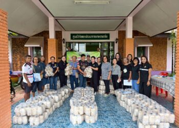 มอบก้อนเชื้อเห็ดให้แก่เกษตรกร อำเภอปะเหลียน จังหวัดตรัง ในโครงการสกัดการระบาดของโรคแมลงศัตรูพืช และการสนับสนุนพันธุ์พืช ปัจจัยการผลิต เพื่อช่วยเหลือเกษตรกรที่ประสบอุทกภัยภาคใต้ ปี 2567/2568 กรมวิชาการเกษตร กิจกรรมที่ 3 การพัฒนาอาชีพการเกษตร ดำเนินการสนับสนุนก้อนเชื้อเห็ดเศรษฐกิจ