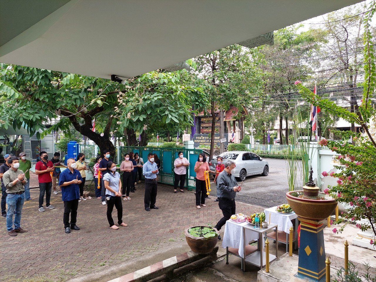 สักการะสิ่งศักดิ์สิทธิ์ประจำสถาบันวิจัยเกษตรวิศวกรรม เนื่องในเทศกาลวันสงกรานต์ ประจำปี 2565