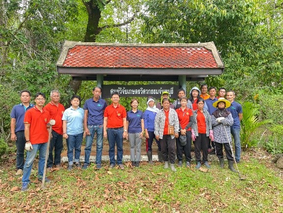 เจ้าหน้าที่ศูนย์วิจัยเกษตรวิศวกรรมจันทบุรีร่วมกันทำกิจกรรมวันรักต้นไม้