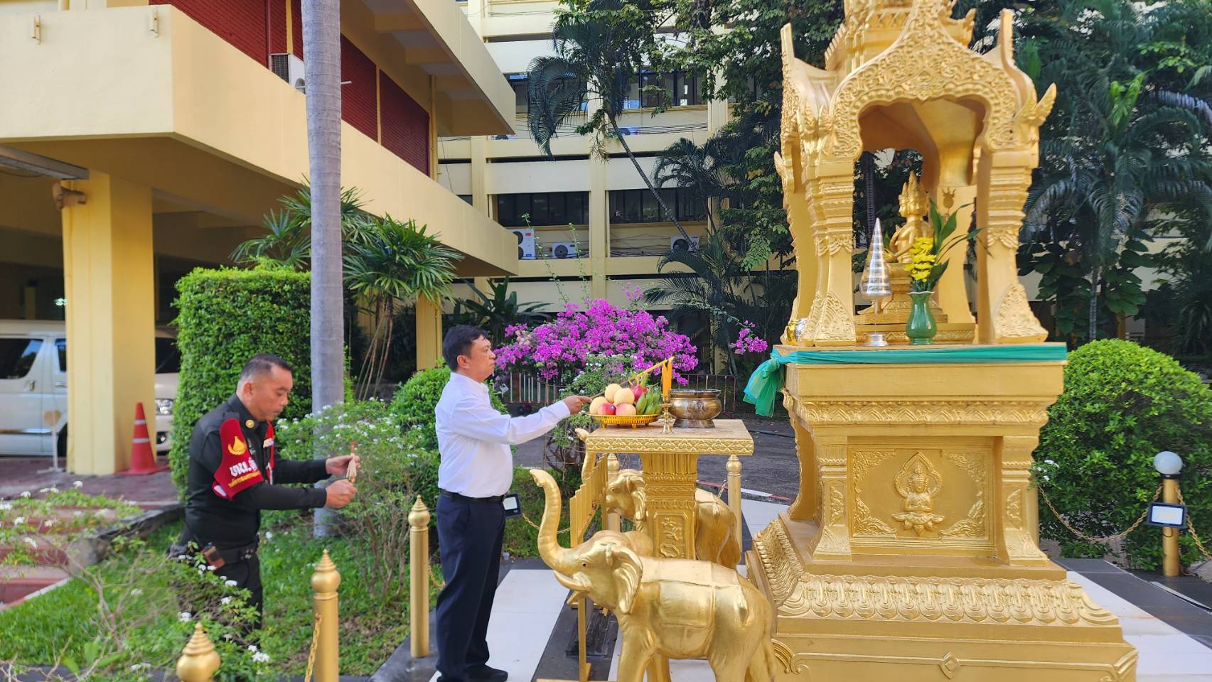 นายวุฒิพล จันทร์สระคู ผู้อำนวยการสถาบันวิจัยเกษตรวิศวกรรม พร้อมด้วยข้าราชการ ลูกจ้างประจำ และพนักงานราชการ เข้าสักการะสิ่งศักดิ์สิทธิ์ประจำกรมวิชาการเกษตร และศักดิ์สิทธิ์ประจำสถาบันวิจัยเกษตรวิศวกรรม