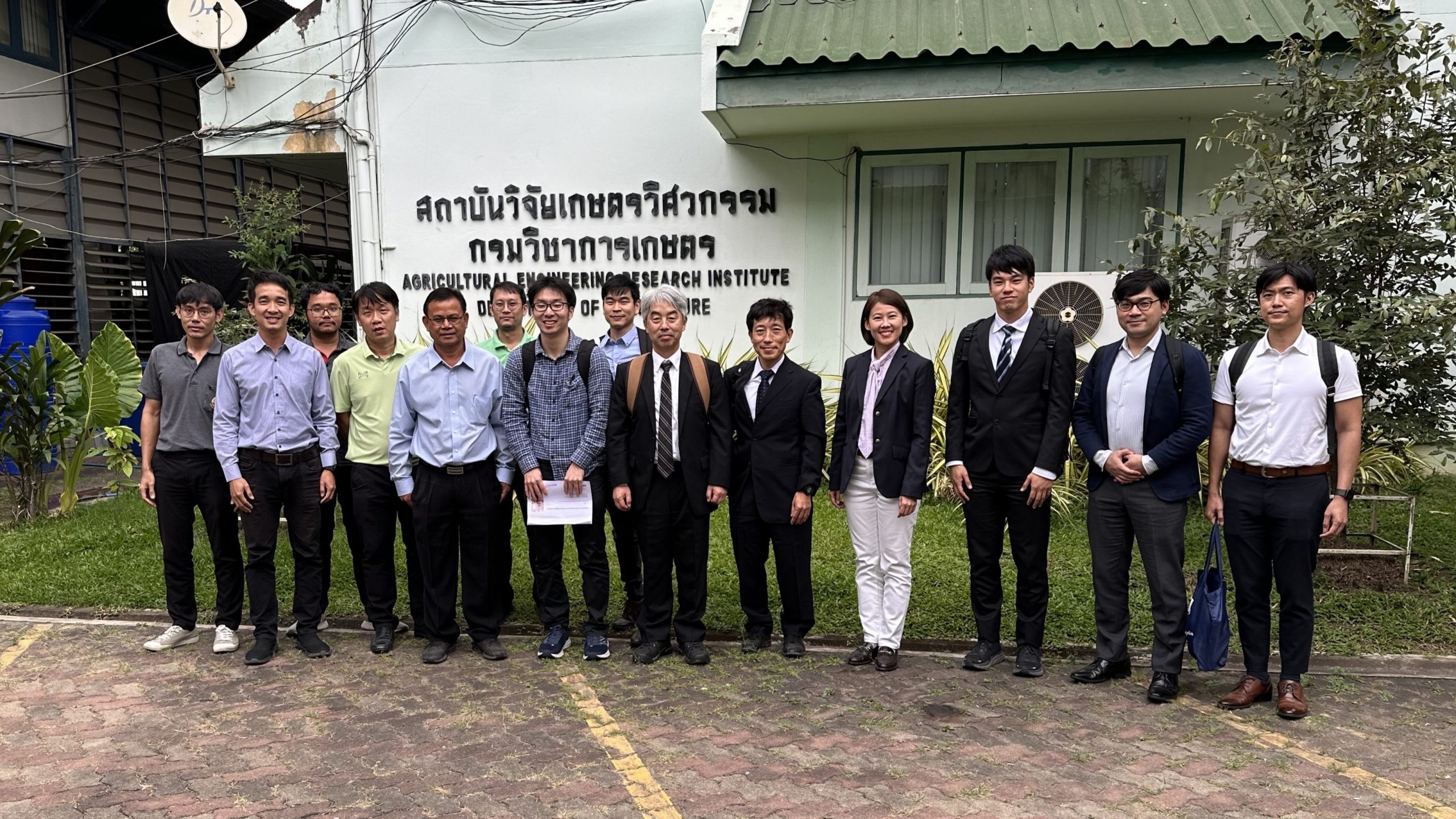 ผู้อำนวยการสถาบันวิจัยเกษตรวิศวกรรม มอบหมายให้ ดร.อนุชิต ฉ่ำสิงห์ ผู้อำนวยการกลุ่มวิจัยวิศวกรรมหลังการเก็บเกี่ยว ให้การต้อนรับคณะคนไทยและญี่ปุ่น