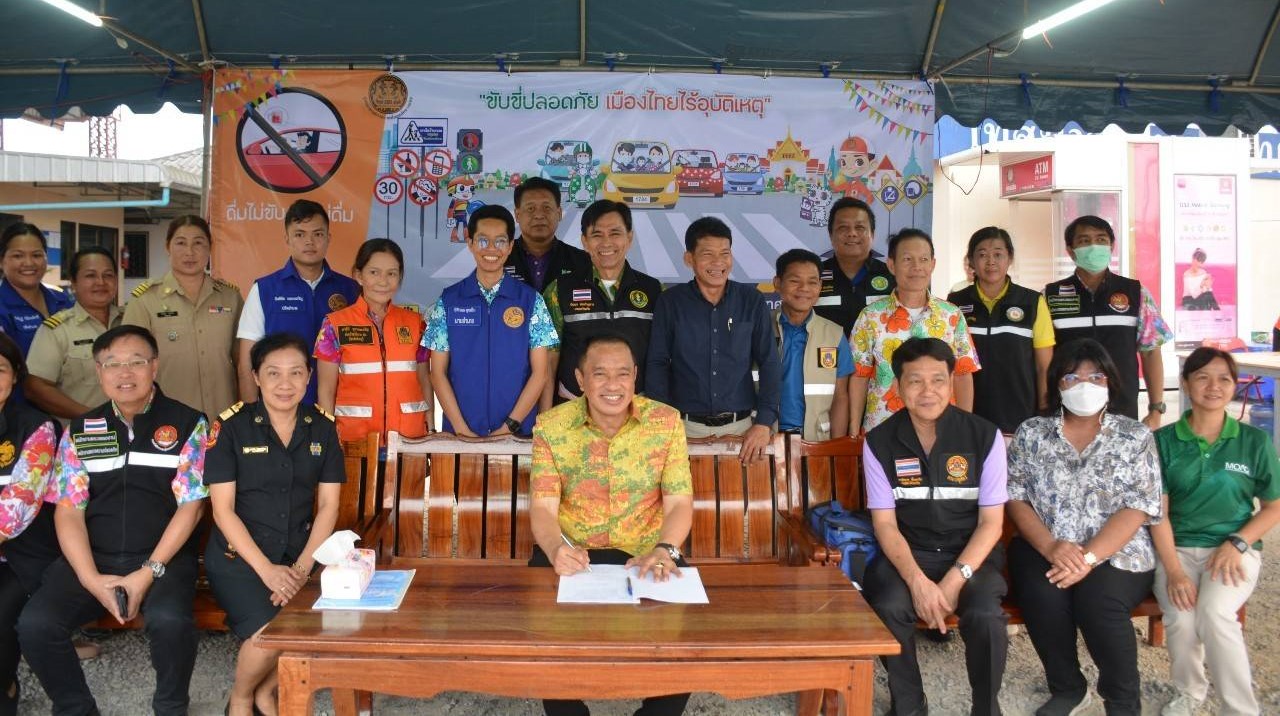 ผู้อำนวยการศูนย์วิจัยเกษตรวิศวกรรมจันทบุรี ร่วมกับหัวหน้าส่วนราชการ สังกัดกระทรวงเษตรและสหกรณ์ ร่วมตรวจด่านและให้กำลังใจเจ้าหน้าที่ในช่วงเทศกาลสงกรานต์