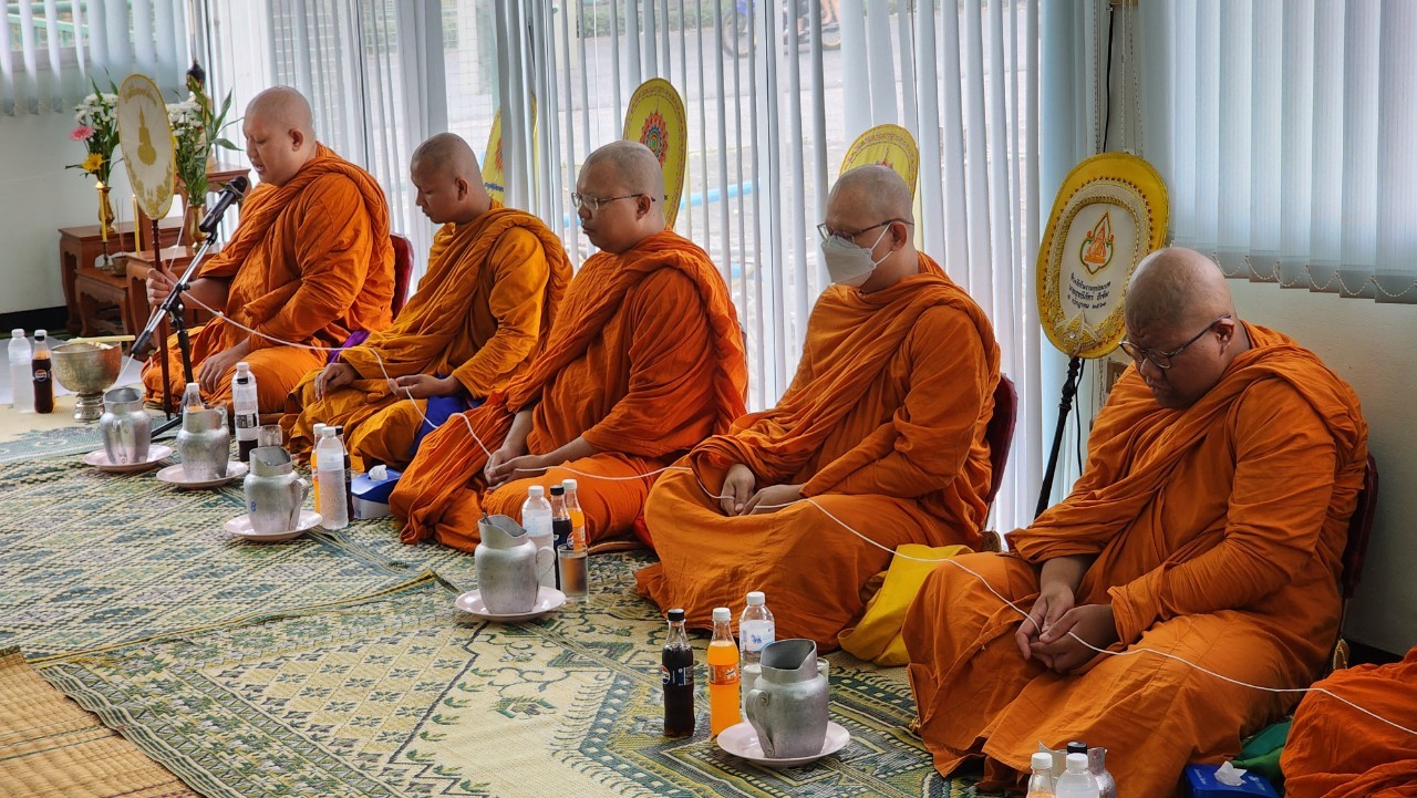 ผู้อำนวยการสถาบันวิจัยเกษตรวิศวกรรม พร้อมด้วยข้าราชการ และเจ้าหน้าที่ ร่วมกันทำบุญเลี้ยงพระเนื่องในเทศกาลวันสงกรานต์ (วันปีใหม่ไทย)