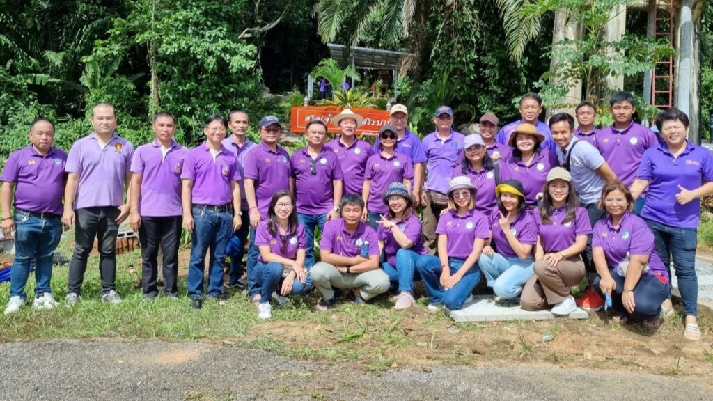 ผู้อำนวยการศูนย์วิจัยเกษตรวิศวกรรมจันทบุรี พร้อมด้วยเจ้าหน้าที่ ร่วมกับสำนักวิจัยและพัฒนาการเกษตรเขตที่ 6 ทำกิจกรรมจิตอาสาปรับปรุงทางขึ้นศาลเจ้าพ่อสระบาป