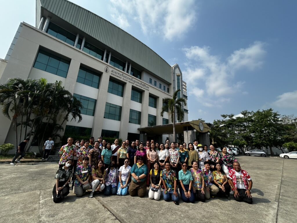 คณะผู้บริหารและบุคลากรสำนักวิจัยพัฒนาเทคโนโลยีชีวภาพร่วมพิธีไหว้ศาลพระภูมิเจ้าที่ ทำบุญถวายภัตตาหารแด่พระภิกษุสงฆ์และพิธีสรงน้ำพระ ตามด้วยพิธีรดน้ำดำหัวขอพรผู้ใหญ่ เนื่องในโอกาสวันสงกรานต์ พุทธศักราช 2568