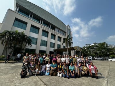 คณะผู้บริหารและบุคลากรสำนักวิจัยพัฒนาเทคโนโลยีชีวภาพร่วมพิธีไหว้ศาลพระภูมิเจ้าที่ ทำบุญถวายภัตตาหารแด่พระภิกษุสงฆ์และพิธีสรงน้ำพระ ตามด้วยพิธีรดน้ำดำหัวขอพรผู้ใหญ่ เนื่องในโอกาสวันสงกรานต์ พุทธศักราช 2568