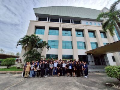 คณะสมาคมปรับปรุงพันธุ์และขยายพันธุ์พืชแห่งประเทศไทย (สปขท.) เข้าเยี่ยมชมธนาคารเชื้อพันธุ์พืช สำนักวิจัยพัฒนาเทคโนโลยีชีวภาพ กรมวิชาการเกษตร