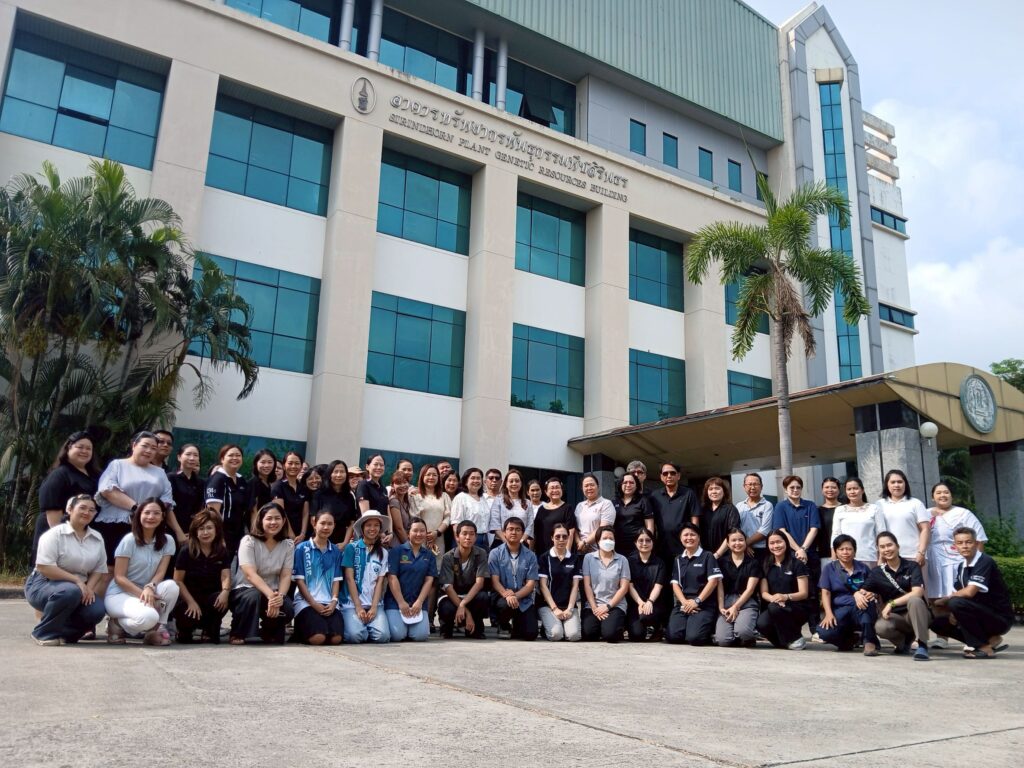 คณะผู้บริหารและบุคลากรกองวิจัยพัฒนาเทคโนโลยีชีวภาพร่วมพิธีไหว้ศาลพระภูมิเจ้าที่  ตามด้วยพิธีรดน้ำดำหัวขอพรผู้ใหญ่ เนื่องในโอกาสวันสงกรานต์ พุทธศักราช 2569