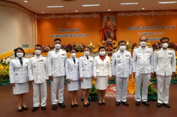 ผู้อำนวยการศูนย์วิจัยพืชไร่ขอนแก่น พร้อมด้วยนักวิชาการ ร่วมพิธีถวายเครื่องราชสักการะ วางพานพุ่มดอกไม้สด