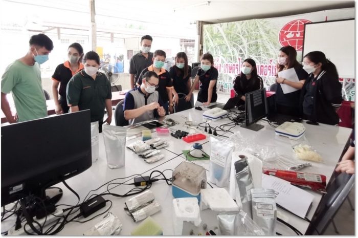 บรรยายให้ความรู้และสาธิตการตรวจโรคอ้อย แก่เจ้าหน้าที่บริษัท เกษตรไทย อินเตอร์เนชั่นแนล ชูการ์ คอร์ปอเรชั่น จำกัด (มหาชน)