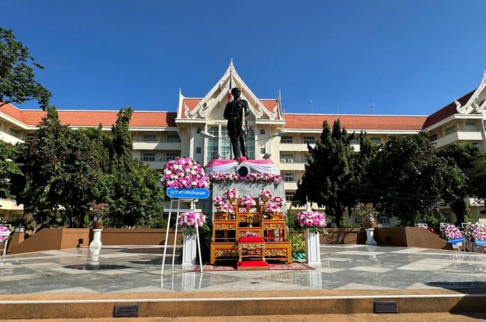 พิธีวางพวงมาลา น้อมรำลึกในพระมหากรุณาธิคุณเนื่องในวันคล้ายวันสวรรคตพระบาทสมเด็จพระจุลจอมเกล้าเจ้าอยู่หัว