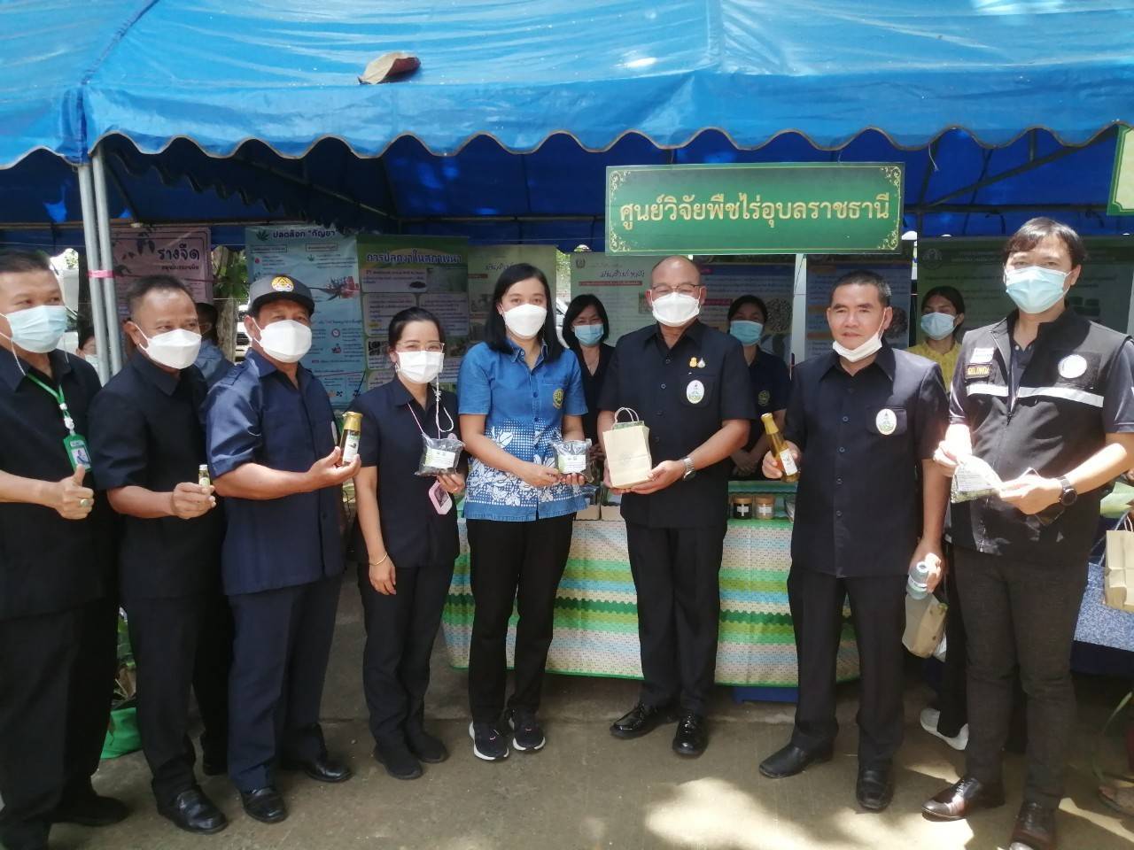 วันที่ 26 กรกฎาคม 2565 นางสาวรวีวรรณ เชื้อกิตติศักดิ์ ผู้อำนวยการศูนย์วิจัยพืชไร่อุบลราชธานี มอบหมายให้นางสาวลักขณา ร่มเย็น นักวิชาการเกษตรชำนาญการ พร้อมทีมงาน เข้าร่วมจัดนิทรรศการและให้บริการด้านการเกษตร ในงานโครงการคลินิกเกษตรเคลื่อนที่ในพระราชานุเคราะห์ สมเด็จพระบรมโอรสาธิราชฯ สยามมกุฎราชกุมาร เฉลิมพระเกียรติ เนื่องในโอกาสที่ทรงเจริญพระชนมพรรษา 70 พรรษา วันที่ 28 กรกฎาคม 2565 ครั้งที่ 4/2565