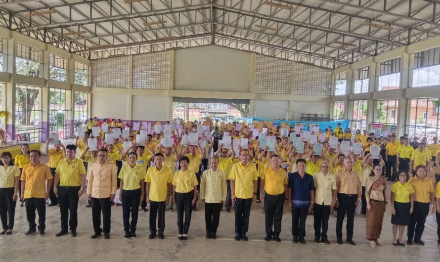 นางสาวจิราลักษณ์ ภูมิไธสง ผู้อำนวยการศูนย์วิจัยพืชไร่อุบลราชธานี มอบหมายให้ นางสาวศิริลักษณ์ สมนึก นักวิชาการเกษตรชำนาญการ ร่วมพิธี มอบสัญญายืมโค-กระบือ