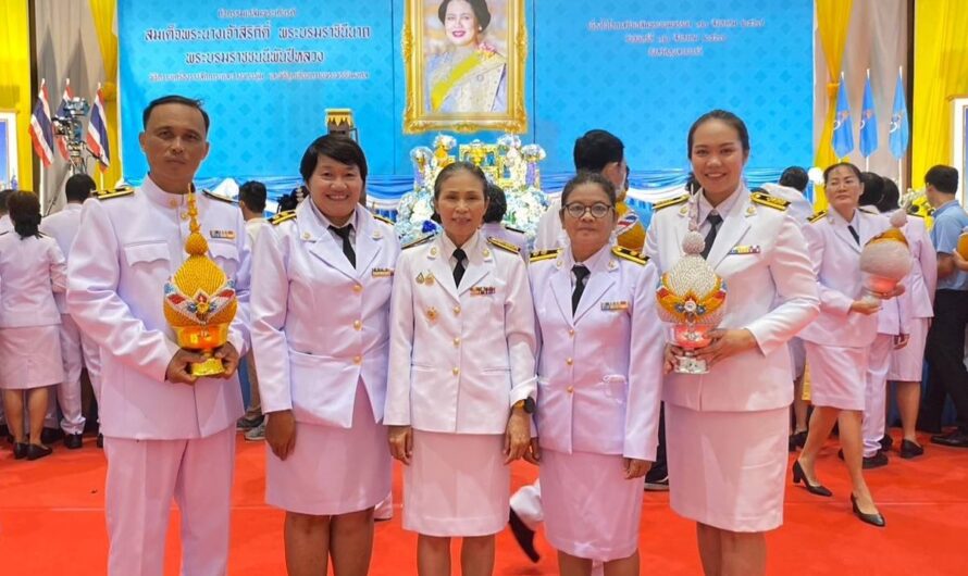 ผู้อำนวยการศูนย์วิจัยพืชไร่อุบลราชธานี พร้อมด้วยนางสาวภัทรวรรณ บุญเรือง เจ้าพนักงานการเกษตรปฏิบัติงาน และคณะเจ้าหน้าที่ของศูนย์วิจัยพืชไร่อุบลราชธานี ร่วมพิธีถวายเครื่องราชสักการะวางพาน พุ่ม และพิธีจุดเทียนถวายพระพรชัยมงคล