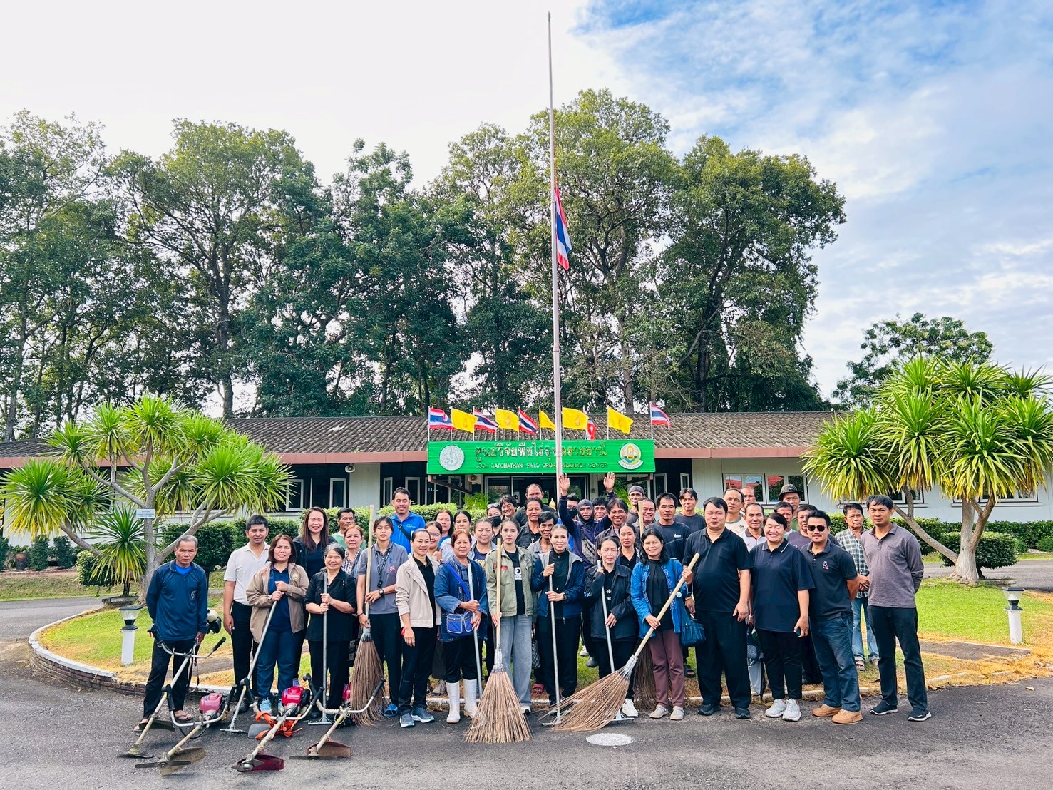 วันที่ 30 ตุลาคม 2568 ศูนย์วิจัยพืชไร่อุบลราชธานี จัดกิจกรรม จิตอาสา บำเพ็ญสาธารณประโยชน์ และบำเพ็ญสาธารณกุศล เนื่องใน “วันนวมินทรมหาราช 13 ตุลาคม 2568 และวันปิยมหาราช 23 ตุลาคม 2568”