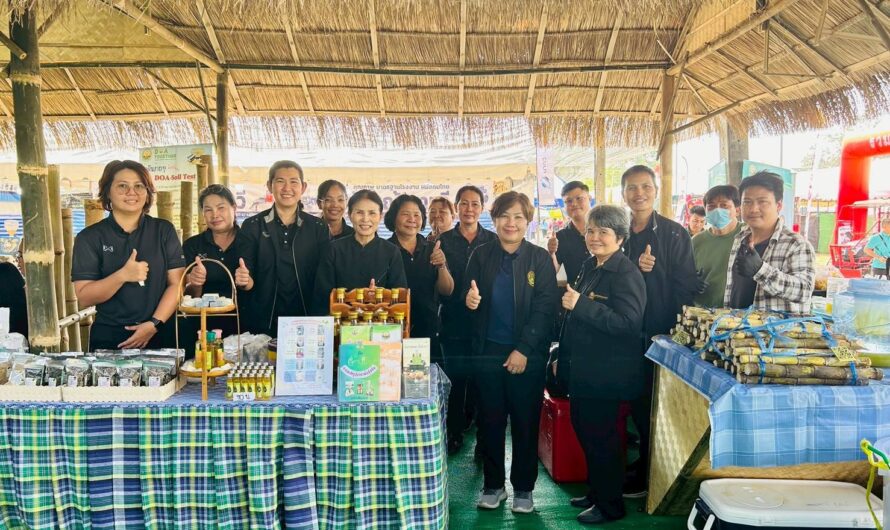 วันที่ 6 กุมภาพันธ์ 2569 ศูนย์วิจัยพืชไร่อุบลราชธานี ร่วมกับ สำนักวิจัยและพัฒนาการเกษตร เขตที่ 4 จัดแสดงนิทรรศการ พันธุ์พืชไร่พันธุ์ใหม่ และสาธิตการแปรรูปผลิตภัณฑ์ งาแผ่น น้ำมันนวดน้ำมันงา และอ้อยคั้นน้ำ พันธุ์ กวก.สุพรรณบุรี 1 เพื่อเพิ่มมูลค่า ภายใต้แนวคิด “กรมวิชาการเกษตรสร้างสรรค์นวัตกรรมใหม่ พัฒนาเกษตรกรไทยอย่างยั่งยืน” ในงาน เกษตรอิสานใต้ ครั้งที่ 17 ประจำปี 2569