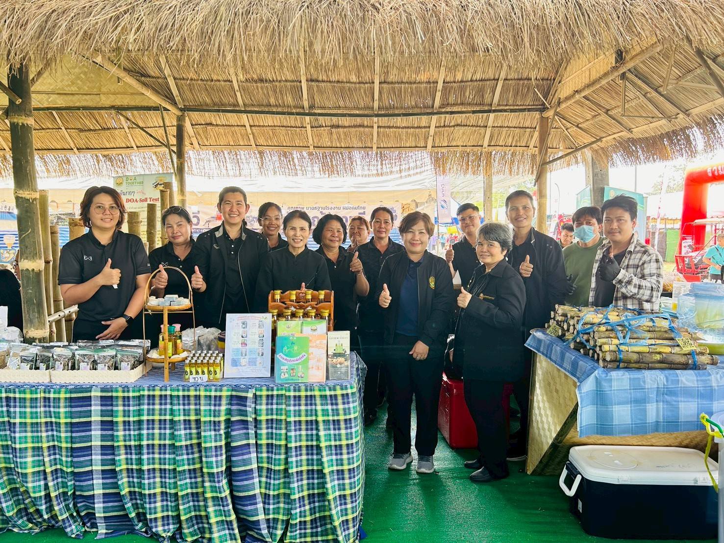 วันที่ 6 กุมภาพันธ์ 2569 ศูนย์วิจัยพืชไร่อุบลราชธานี ร่วมกับ สำนักวิจัยและพัฒนาการเกษตร เขตที่ 4 จัดแสดงนิทรรศการ พันธุ์พืชไร่พันธุ์ใหม่ และสาธิตการแปรรูปผลิตภัณฑ์ งาแผ่น น้ำมันนวดน้ำมันงา และอ้อยคั้นน้ำ พันธุ์ กวก.สุพรรณบุรี 1 เพื่อเพิ่มมูลค่า ภายใต้แนวคิด “กรมวิชาการเกษตรสร้างสรรค์นวัตกรรมใหม่ พัฒนาเกษตรกรไทยอย่างยั่งยืน” ในงาน เกษตรอิสานใต้ ครั้งที่ 17 ประจำปี 2569