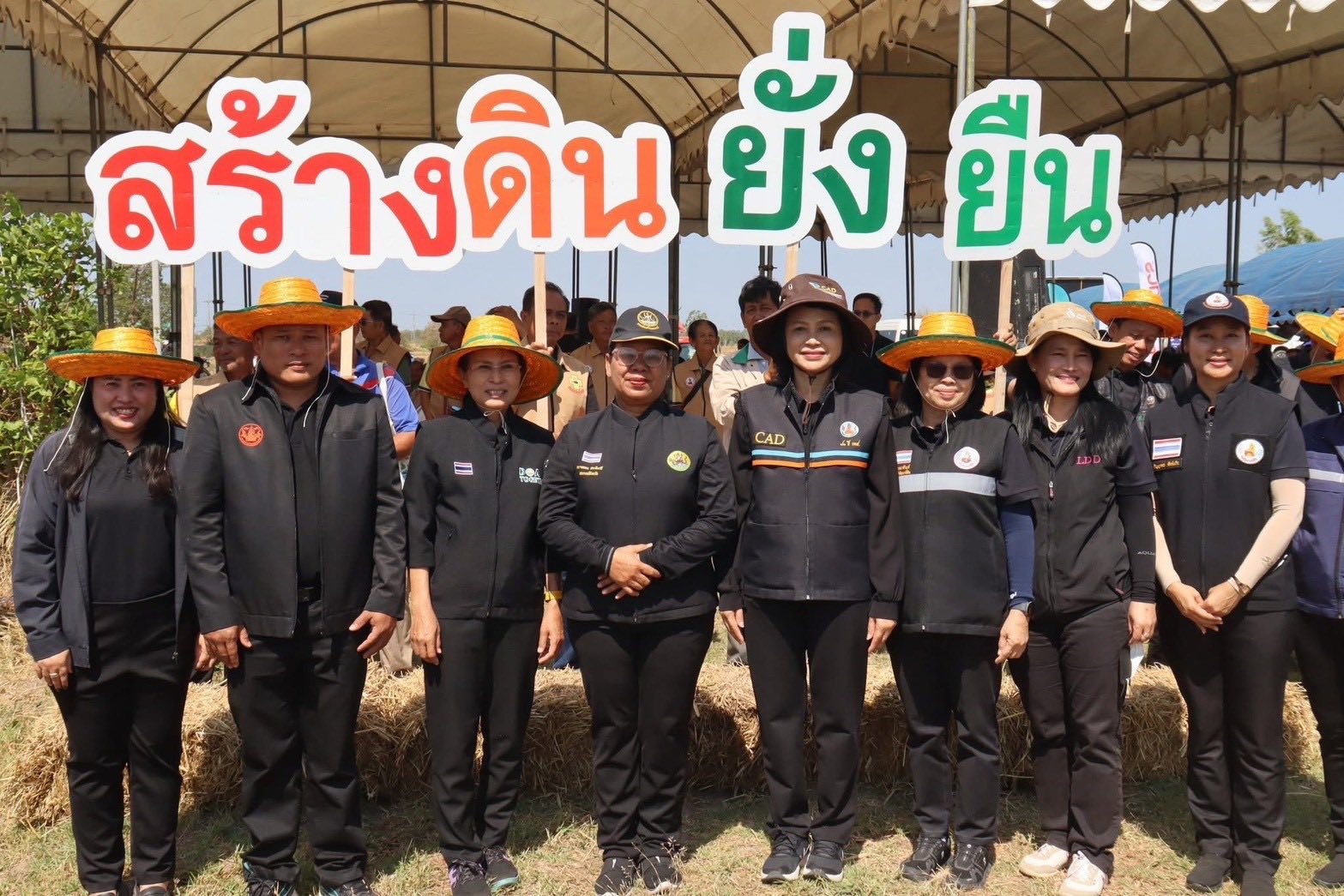 วันที่ 20 กุมภาพันธ์ 2569 นางสาวจิราลักษณ์ ภูมิไธสง ผู้อำนวยการศูนย์วิจัยพืชไร่อุบลราชธานี ร่วมงาน “ไถกลบตอซัง สร้างดินยั่งยืน ฟื้นสิ่งแวดล้อม” ประจำปีงบประมาณ 2569