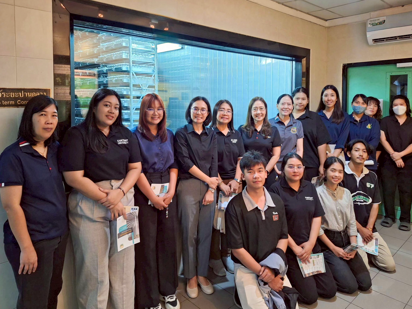 คณะอาจารย์และนิสิตปริญญาโท ภาควิชาโรคพืช มหาวิทยาลัยเกษตรศาสตร์วิทยาเขตกำแพงแสนเข้าเยี่ยมชมดูงานของธนาคารเชื้อพันธุ์พืช กรมวิชาการเกษตร