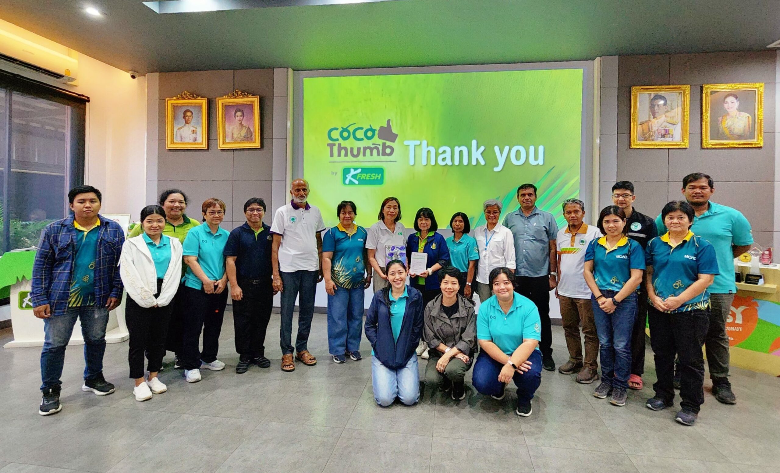 ศวส.ชุมพร ร่วมลงพื้นที่ร่วมกับ ชมรมมะพร้าวนานาชาติ (ICC) และผู้เชี่ยวชาญด้านมะพร้าวในสาขาต่างๆ ในแปลงมะพร้าวน้ำหอม