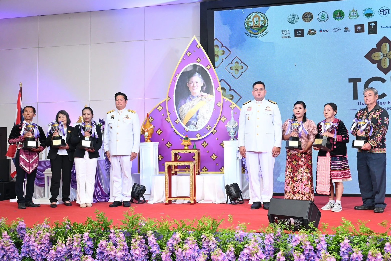 รมช.เกษตรฯ มอบถ้วยรางวัลพระราชทานจากสมเด็จพระกนิษฐาธิราชเจ้า กรมสมเด็จพระเทพรัตนราชสุดาฯ สยามบรมราชกุมารี แก่ผู้ชนะการประกวดสุดยอดกาแฟไทย ปี 2568