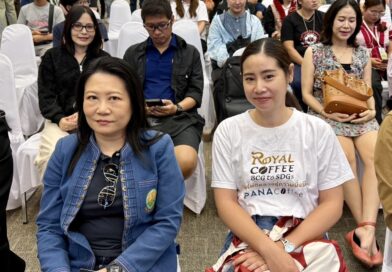 ดร.อรทัย วงค์เมธา ผู้อำนวยการศูนย์วิจัยเกษตรหลวงเชียงใหม่ พร้อมด้วยข้าราชการ และเจ้าหน้าที่ศูนย์วิจัยเกษตรหลวงเชียงใหม่ เข้าร่วมพิธีมอบถ้วยรางวัล และประมูลกาแฟที่ได้จากการประกวดกาแฟอะราบิกาพ่อหลวงบนพื้นที่สูง 2568