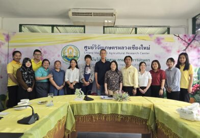 ดร.อรทัย วงค์เมธา ผู้อำนวยการศูนย์วิจัยเกษตรหลวงเชียงใหม่ พร้อมข้าราชการและเจ้าหน้าที่ให้การต้อนรับ Professor Dr.Yoshi Hosaka และ Associate Professor Dr.Rena Sanetomo จากมหาวิทยาลัย Obihiro University of Agriculture and Veterinary Medicine ประเทศญี่ปุ่น