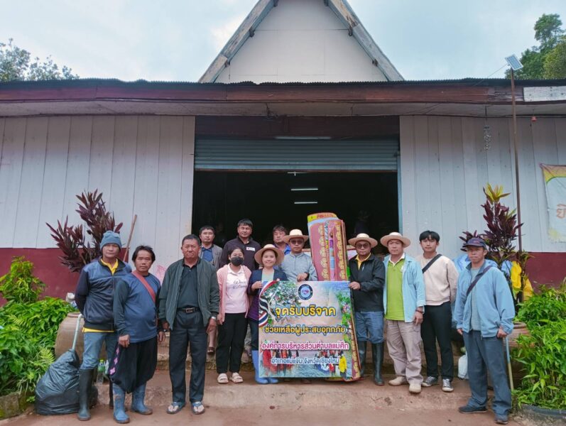 ดร.อรทัย วงค์เมธา ผู้อำนวยการศูนย์วิจัยเกษตรหลวงเชียงใหม่ มอบหมายให้ นายวรวุฒิ ณภาทรัพย์ เจ้าพนักงานการเกษตรปฎิบัติงาน พร้อมด้วยเจ้าหน้าที่หน่วยย่อยขุนวาง และแม่จอนหลวง ร่วมลงพื้นที่เพื่อบริจาคทุนทรัพย์ ข้าวสาร อาหารแห้ง เครื่องอุปโภคและบริโภคให้แก่ชาวบ้านและครอบครัวผู้เสียชีวิต ที่ได้รับผลกระทบจากเหตุการณ์ดินและโคลนถล่มบ้านเรือน