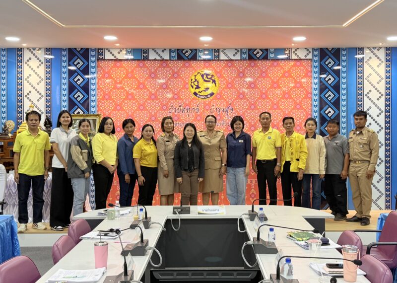 ดร.อรทัย วงค์เมธา ผู้อำนวนการศูนย์วิจัยเกษตรหลวงเชียงใหม่พร้อมด้วย นางสาวศิริภรณ์ จรินทร และ นางสาวพินิดา กุลมาลา นักวิชาการเกษตรปฏิบัติการ เข้าร่วมประชุมพิจารณาร่างคำขอสิ่งบ่งชี้ทางภูมิศาสตร์ไทย (GI) สินค้า ”กาแฟดอยอ่างขาง“