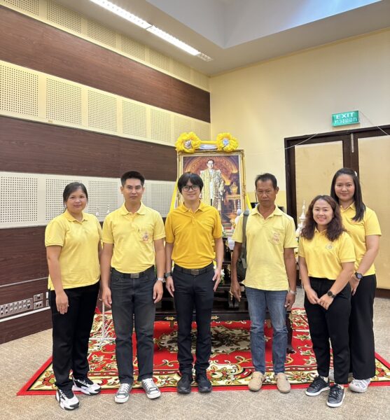 ดร.อรทัย วงค์เมธา ผู้อำนวยการศูนย์วิจัยเกษตรหลวงเชียงใหม่ มอบหมายให้ นายภาสกร สุนทรเกษมสุข หัวหน้าฝ่ายบริหารงานทั่วไป และคณะเจ้าหน้าที่ ศกล.ชม. เข้าร่วมกิจกรรมพิธีบำเพ็ญกุศล เนื่องในวันนวมินทรมหาราช