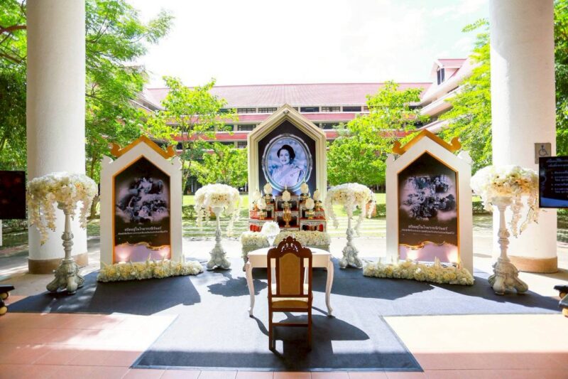 นางสาวจงรัก  อิ่มใจ  ผู้อำนวยการสำนักวิจัยและพัฒนาการเกษตรเขตที่ ๑ เป็นประธานในพิธีถวายร่วมลงนามในสมุดถวายความอาลัยแด่ สมเด็จพระนางเจ้าสิริกิติ์ พระบรมราชินีนาถ พระบรมราชชนนีพันปีหลวง