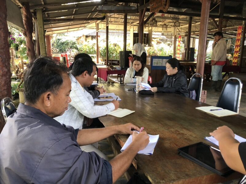 ดร.อรทัย วงค์เมธา ผู้อำนวยการศูนย์วิจัยเกษตรหลวงเชียงใหม่ ติดตามงานผลิตพันธุ์พืชชา มะคาเดเมีย และกาแฟ งานท่องเที่ยวเชิงอนุรักษ์ด้านการเกษตร และงานวิจัยต่างๆ  โดยเข้าติดตามงานในพื้นที่ภายในศูนย์ฯ