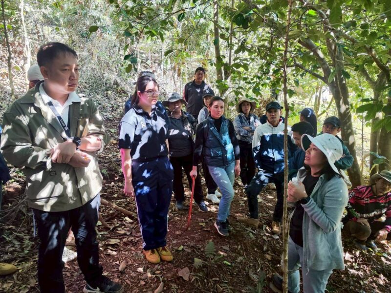 ดร.อรทัย วงศ์เมธา ผู้อำนวยการศูนย์วิจัยเกษตรหลวงเชียงใหม่ มอบหมายให้ นางสาวศิริภรณ์ จรินทร นักวิชาการเกษตรปฏิบัติการ พร้อมเจ้าหน้าที่ เป็นวิทยากรร่วมกับเจ้าหน้าที่สำนักงานส่งเสริมการเกษตรจังหวัดเชียงใหม่ในการอบรมกิจกรรมถอดองค์ความรู้กระบวน การผลิตกาแฟจากโครงการสร้างป่า สร้างรายได้ฯ