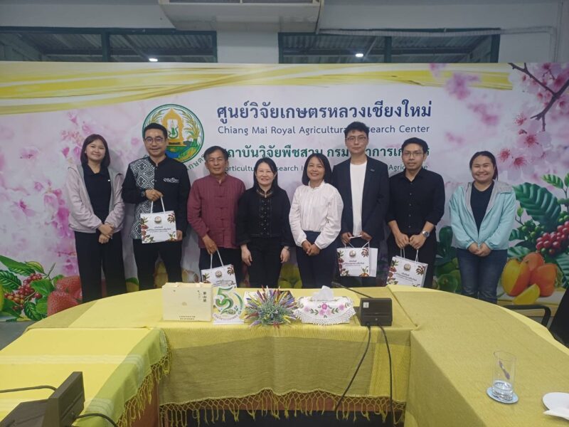 ดร.อรทัย วงค์เมธา ผู้อำนวยการศูนย์วิจัยเกษตรหลวงเชียงใหม่  และ ดร.ศิรากานต์ ขยันการ นักวิชาการเกษตรชำนาญการพิเศษ พร้อมด้วยข้าราชการ พนักงานราชการ ศูนย์วิจัยเกษตรหลวงเชียงใหม่ ให้การต้อนรับ รองศาสตราจารย์ดร.Kaibo Wang จาก สถาบันวิจัยชา สถาบันวิทยาศาสตร์การเกษตรเขตร้อนยูนนาน (YAAS)