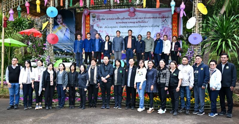 ศูนย์วิจัยเกษตรหลวงเชียงใหม่ จัดงาน “โครงการท่องเที่ยวเชิงอนุรักษ์ด้านการเกษตรคาร์บอนต่ำ แลดอกนางพญาเสือโคร่ง” วิจัย สร้างมูลค่า พัฒนาเกษตรกรไทยอย่างยั่งยืน และ โครงการกระจายพันธุ์ต้นกล้ากาแฟ 1 ล้านต้น ตามนโยบายของอธิบดีกรมวิชาการเกษตร ณ ศูนย์วิจัยเกษตรหลวงเชียงใหม่ (ขุนวาง)