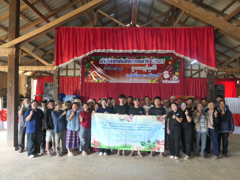 ดร.อรทัย วงค์เมธา ผู้อำนวยการศูนย์วิจัยเกษตรหลวงเชียงใหม่ มอบหมายให้ นางสาวนริศรา สุววรณ นักวิชาการเกษตรชำนาญการ จัดฝึกอบรมเชิงปฏิบัติการ โครงการส่งเสริมและพัฒนามะคาเดเมียเพื่อเพิ่มมูลค่าแก่เกษตรกรบนพื้นที่สูง กิจกรรมหลักที่ 1 ส่งเสริมการปลูกมะคาเดเมียเพื่อเพิ่มรายได้และเพิ่มพื้นที่สีเขียว โดยมีการจัดฝึกอบรม ในวันที่ 17-20 มีนาคม 2569