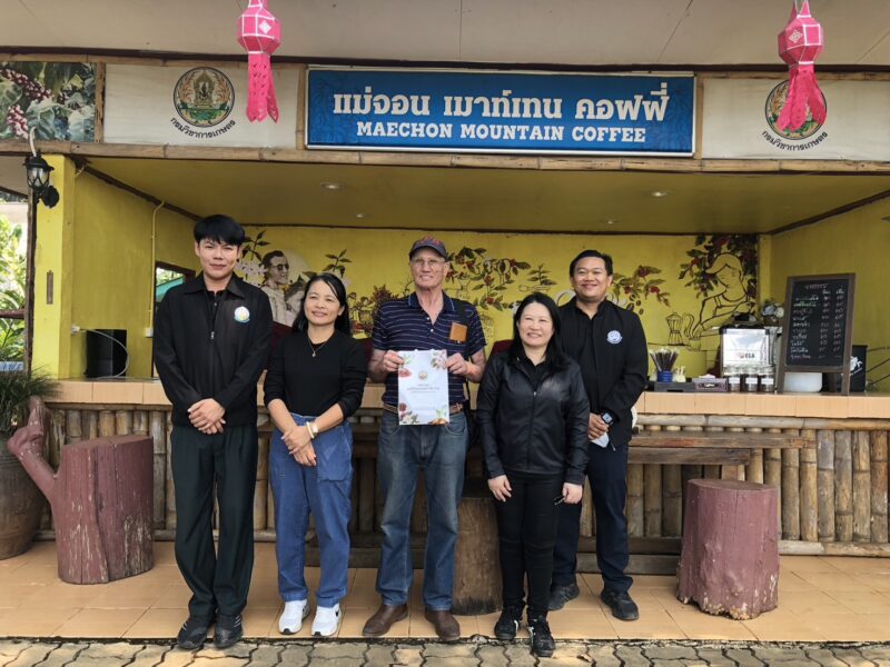 ดร.อรทัย วงค์เมธา ผู้อำนวยการศูนย์วิจัยเกษตรหลวง เชียงใหม่  พร้อมด้วย นางสาวศิรากานต์ ขยันการ นักวิชาการเกษตรชำนาญการพิเศษ , นายนฤเทพ  เวชภิบาล นักวิชาการเกษตรชำนาญ การพิเศษ และ นายกิตติ์พิพัชญ์ ศรีวิชัย เจ้าพนักงานการเกษตร ปฏิบัติงาน รวมทั้งเจ้าหน้าที่ของศูนย์ฯ ร่วมให้การต้อนรับ Mr. Hans Stolp จากประเทศเนเธอร์แลนด์