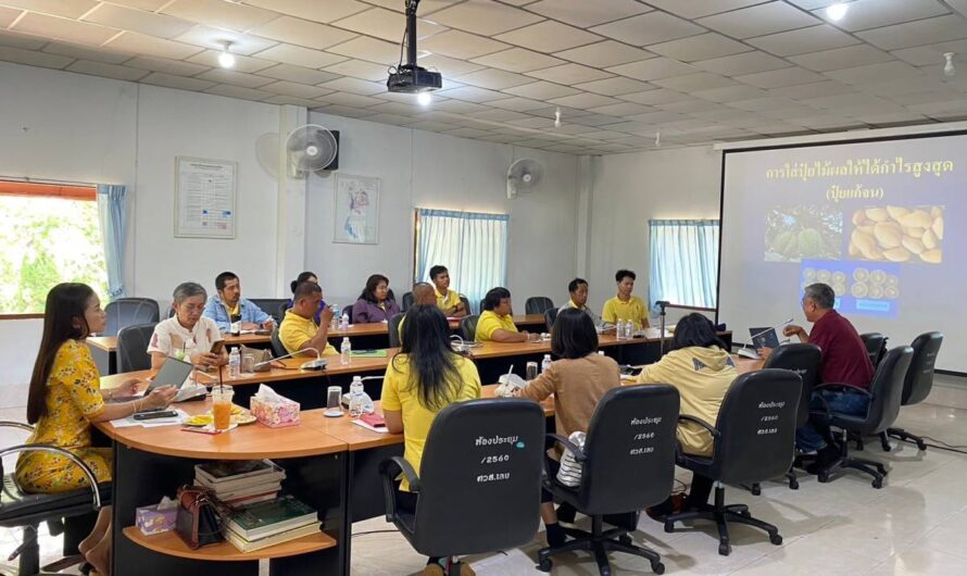 รับฟังการบรรยายพิเศษ จากอดีตผู้เชี่ยวชาญฯ  เรื่อง การใส่ปุ๋ยไม้ผลให้ได้กำไรสูงสุด