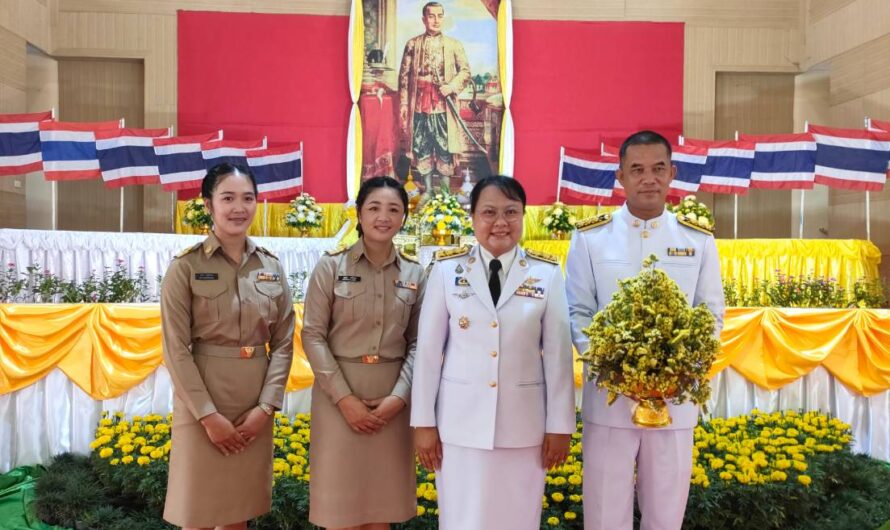 ร่วมพิธีวางพานพุ่มดอกไม้ ถวายราชสักการะ เนื่องในวันจักรี