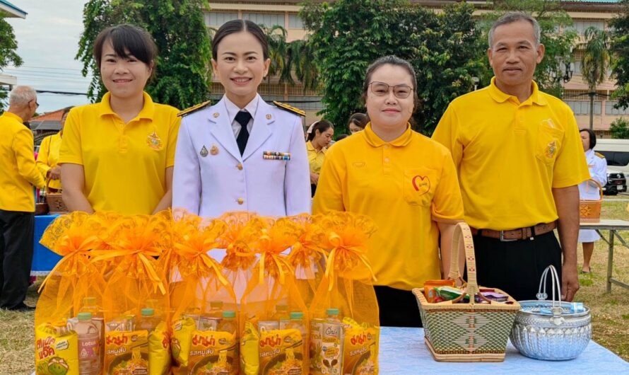 ร่วมพิธีทำบุญตักบาตร และลงนามถวายพระพรพระบาทสมเด็จพระเจ้าอยู่หัว