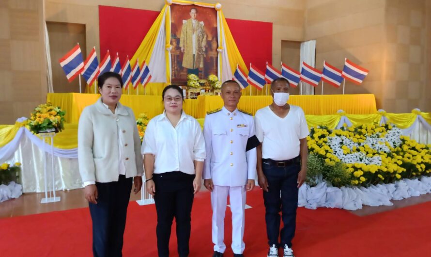 ร่วมพิธีเจริญพระพุทธมนต์และทำบุญตักบาตรถวายพระราชกุศลเนื่องในวันคล้ายวันพระบรมราชสมภพพระบาทสมเด็จพระบรมชนกาธิเบศร มหาภูมิพลอดุลยเดชมหาราช บรมนาถบพิตร