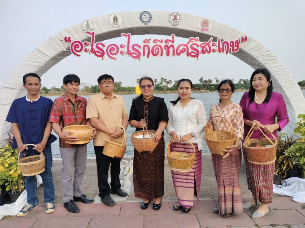 ร่วมกิจกรรมทำบุญตักบาตร “ศรีสะเกษพร้อมใจ นุ่งผ้าไทยใส่บาตร ทำความดี วิถีพอเพียง”