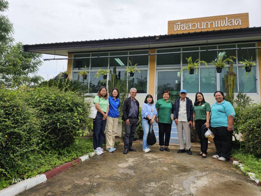 ให้การต้อนรับ นายอานุภาพ ธีระกุล นายเกริกชัย ธนรักษ์ และ นางปิยนุช นาคะ ที่ปรึกษากรมวิชาการเกษตร