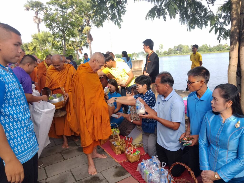 ร่วมกิจกรรม “ศรีสะเกษพร้อมใจ นุ่งผ้าไทยใส่บาตร ทำความดีวิถีพอเพียง” ประจำปีงบประมาณ พ.ศ. 2568